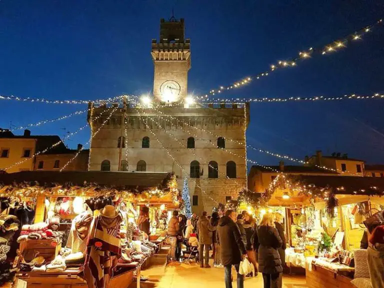 mercatino di Natale in piazza grande a Montepulciano