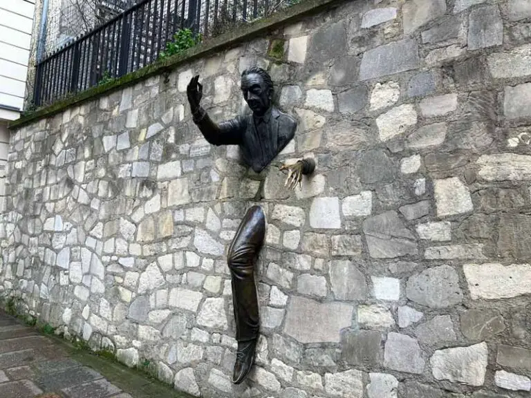 Opera Le Passe-Muraille (l’uomo che esce dal muro) a Parigi