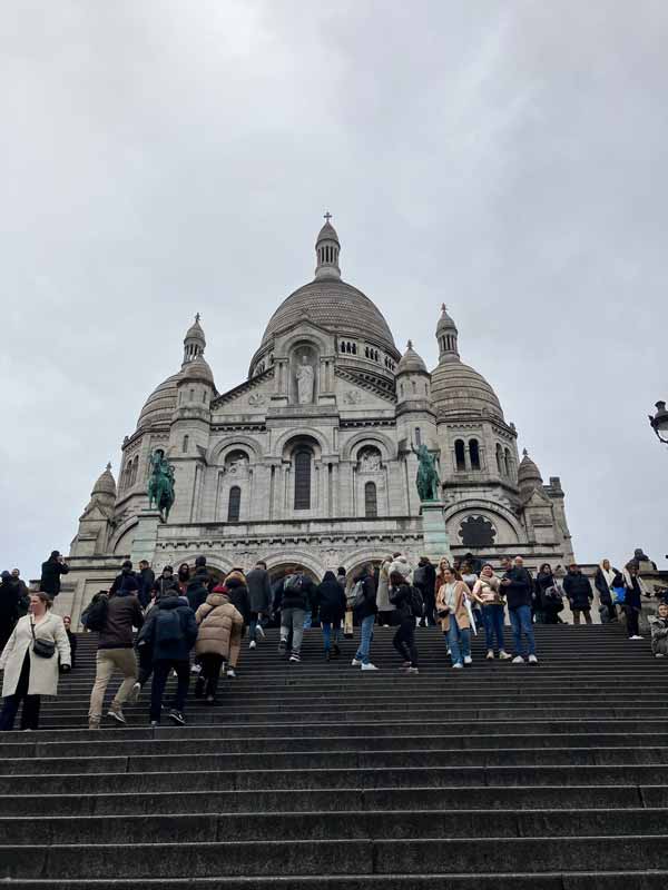 scalinata della basilica del sacro cuore a Parigi